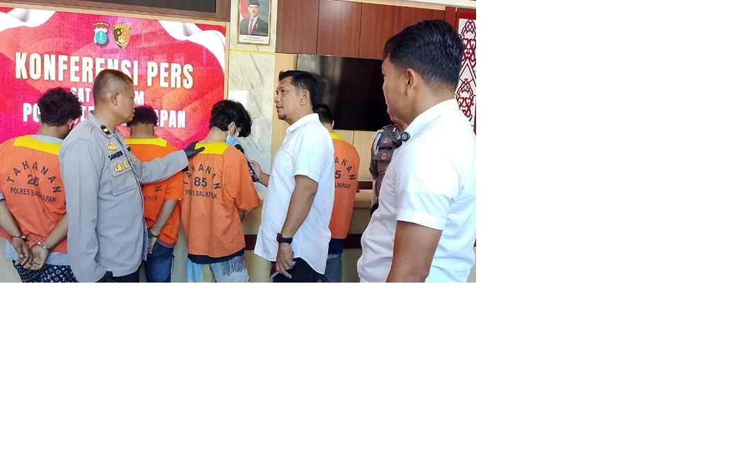 Para tersangka dibeber ke media.