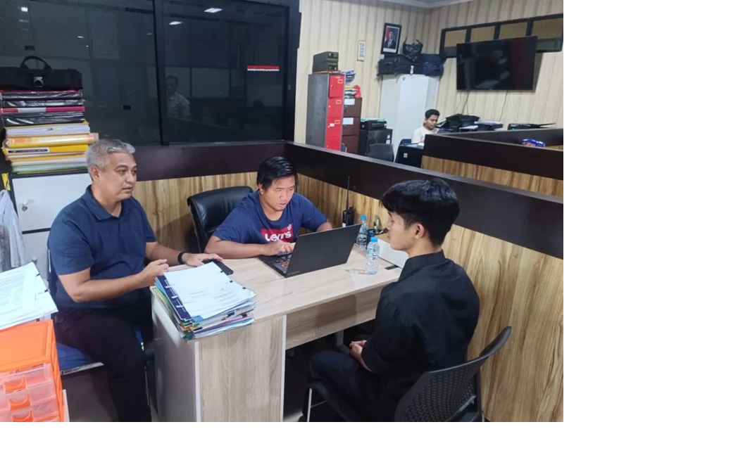 Penyidik Direktorat reserse Kriminal Khusus Polda Kalbar saat melakukan pemeriksaan terhadap konten creator Rizky Kabah. (ISTIMEWA)