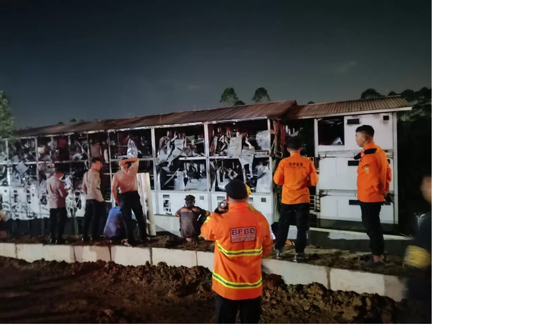 BANTUAN: BPBD Kabupaten PPU mengevakauasi ratusan pekerja IKN saat bangunan yang mereka tinggali terbakar hebat.