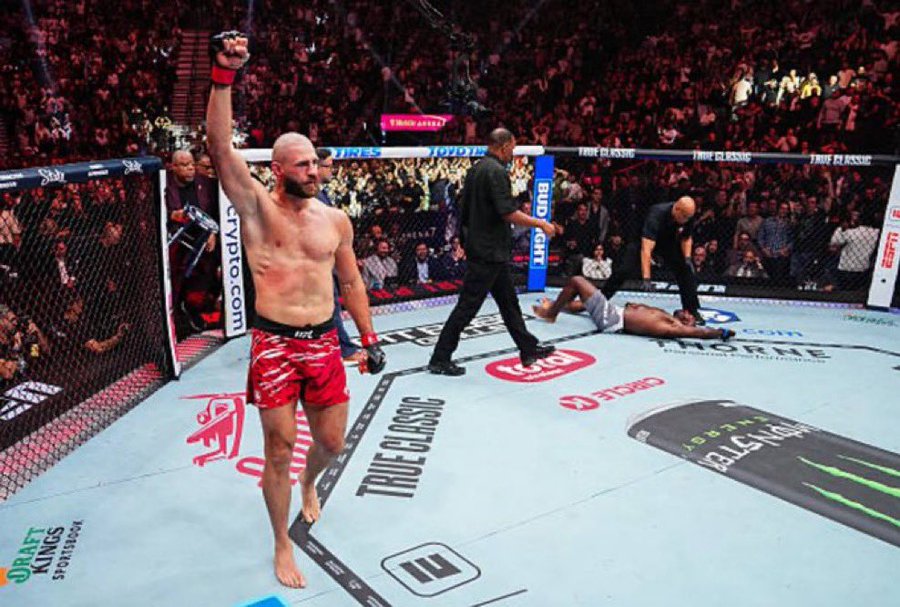 Jiri usai menang atas Khalil Rountree Jr.