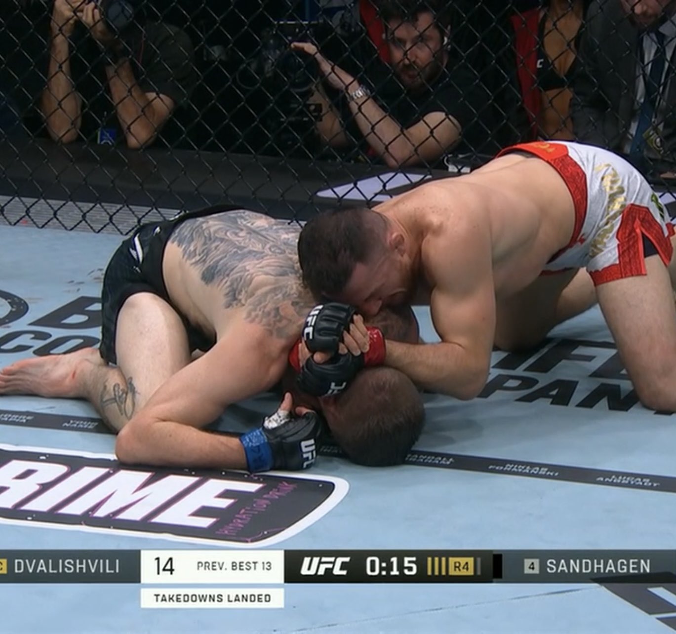 Merab coba mencekik Sandhagen. (X)