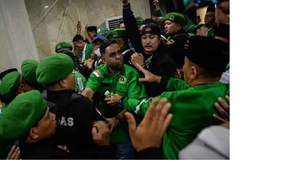 Keputusan Kemenkunham atas partai PPP di pusat menuai kontroversi dan pecah belah sampai di daerah.