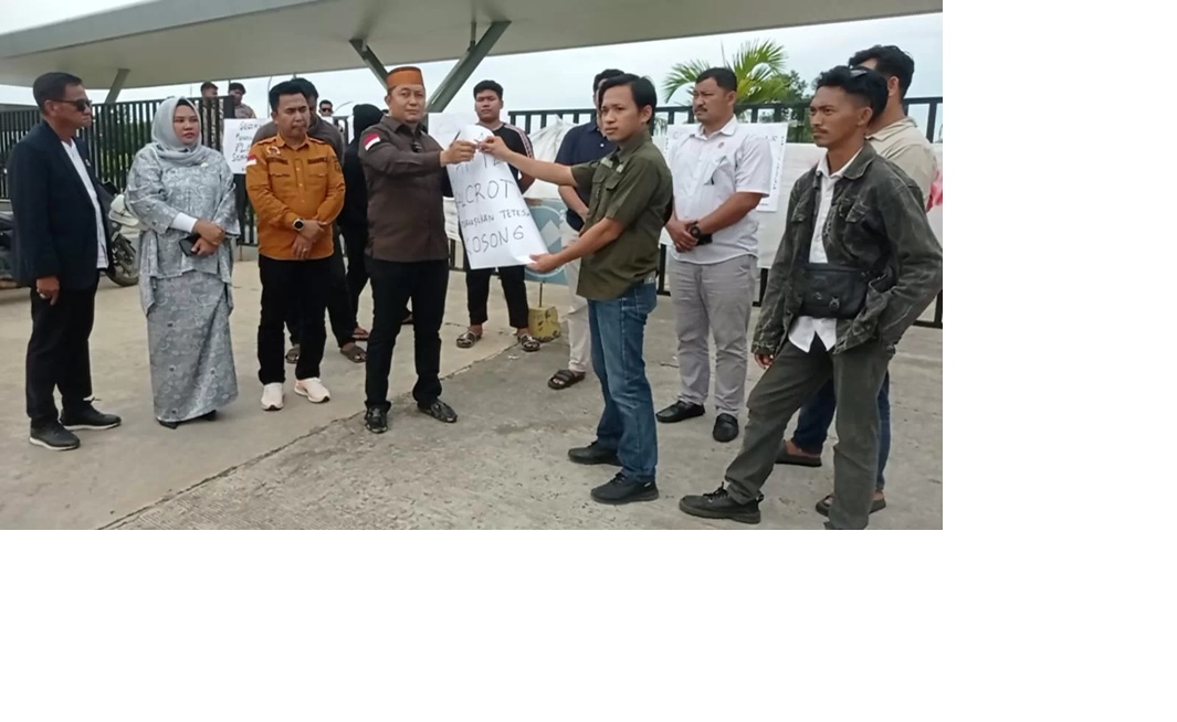 Sejumlah pemuda di Sebatik melakukan aksi demonstrasi dengan menyegel pintu gerbang masuk ke PLBN Sebatik.