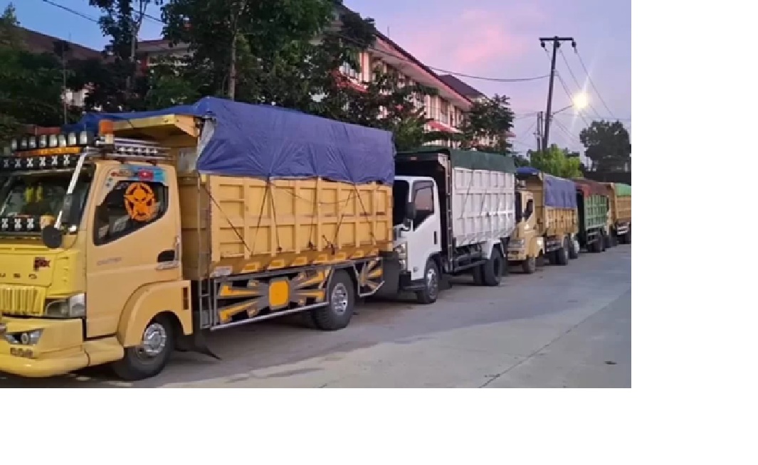 Aparat gabungan menghentikan truk bermuatan batu bara tanpa izin, menertibkan bangunan usaha ilegal, dan menindak bekas tambang liar.