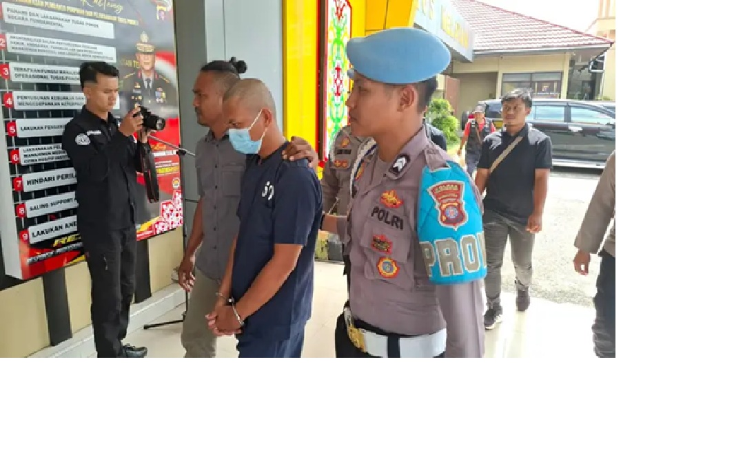 J pelaku pembunuhan mahasiswi di Desa merah, Tualan Hulu, Kotim, Kalteng saat di Mapolres Kotim, Senin (6/10/2025) Fahry/Radar Sampit