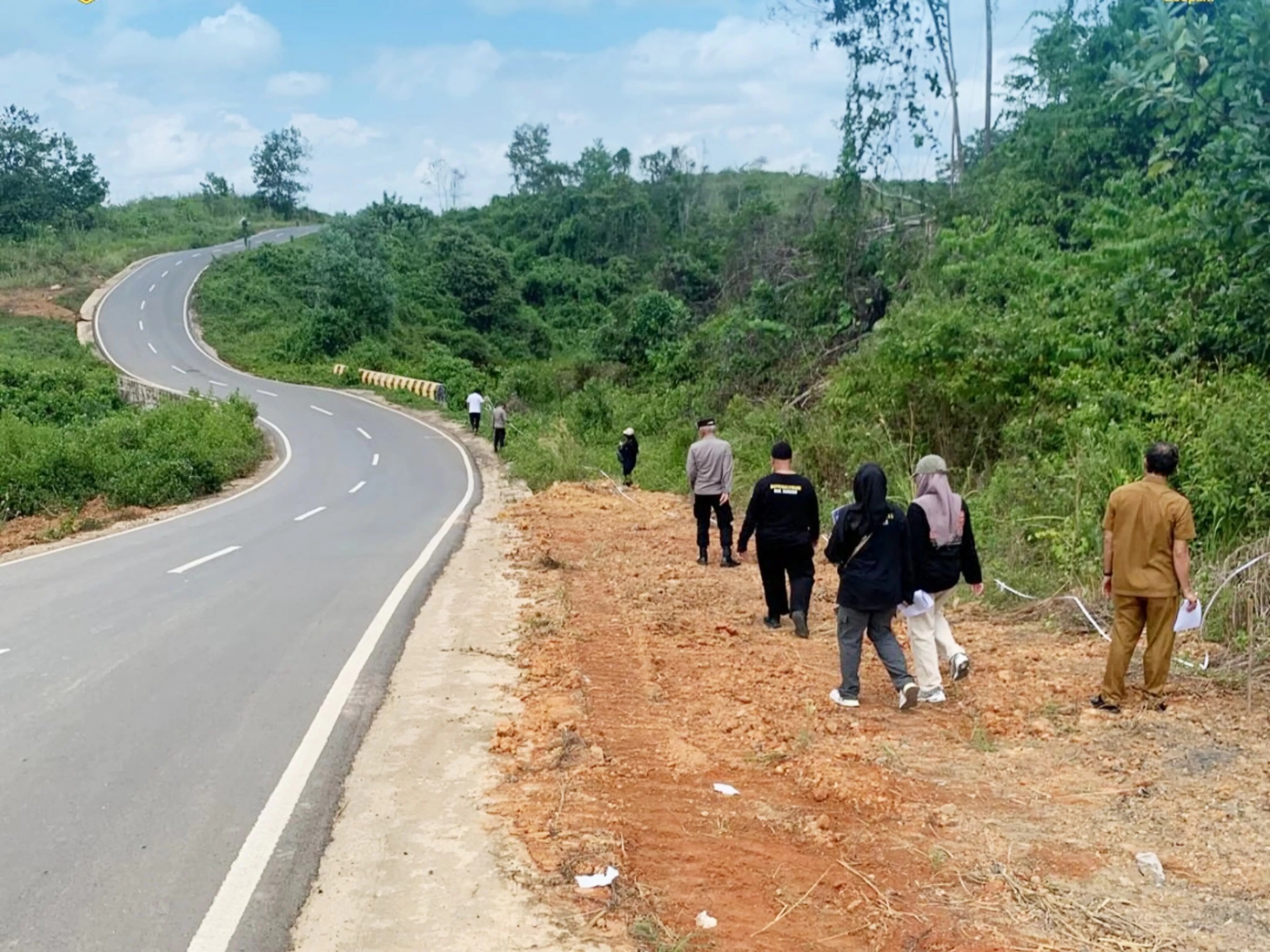 CEK LOKASI : Petugas dari sejumlah instansi meninjau lokasi rencana pembangunan Pos Layanan Terpadu di Jalur Bypass Banjar&ndash;Batulicin, Desa Antaraku, Kecamatan Pengaron. (BAPPEDA KALSEL)