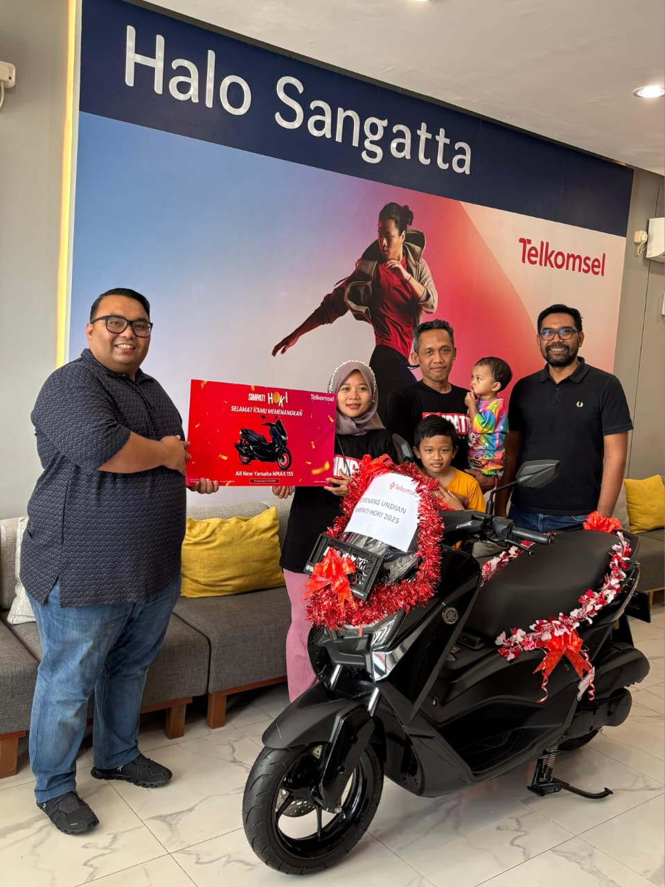 General Manager Mobile Consumer Business Telkomsel Region Kalimantan Eureka Meliala menyerahkan hadiah 1 unit sepeda motor All New Yamaha NMAX 155 di GraPARI Sangatta kepada pelanggan Telkomsel.
