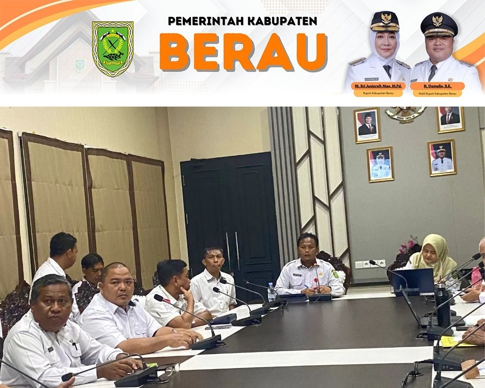 BAHAS: Sekkab Berau Muhammda Said, saat memimpin rapat di ruang rapat Kakaban, Rabu, 20 Agustus 2025.