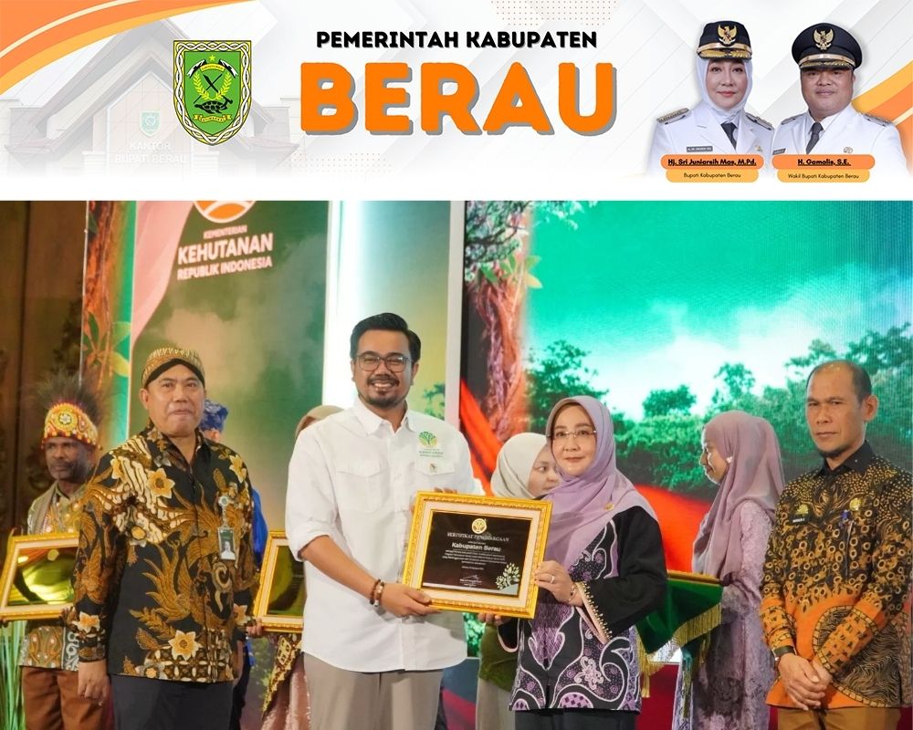 MEMBANGGAKAN: Wamen Kehutanan RI, Sulaiman Umar, memberikan piagam penghargaan kepada Bupati Berau, Sri Juniarsih Mas, pada puncak Festival PeSoNa 2025 di Jakarta, Kamis, 21 Agustustus 2025.