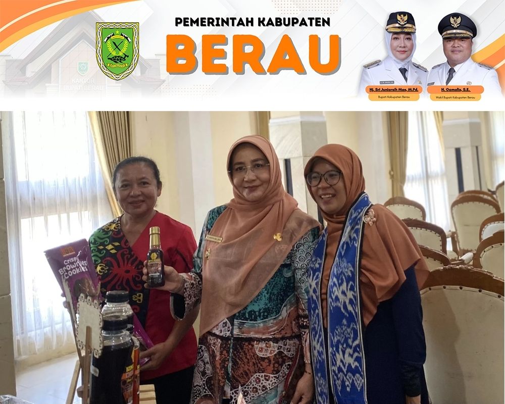 Sri Juniarsih Mas (tengah).