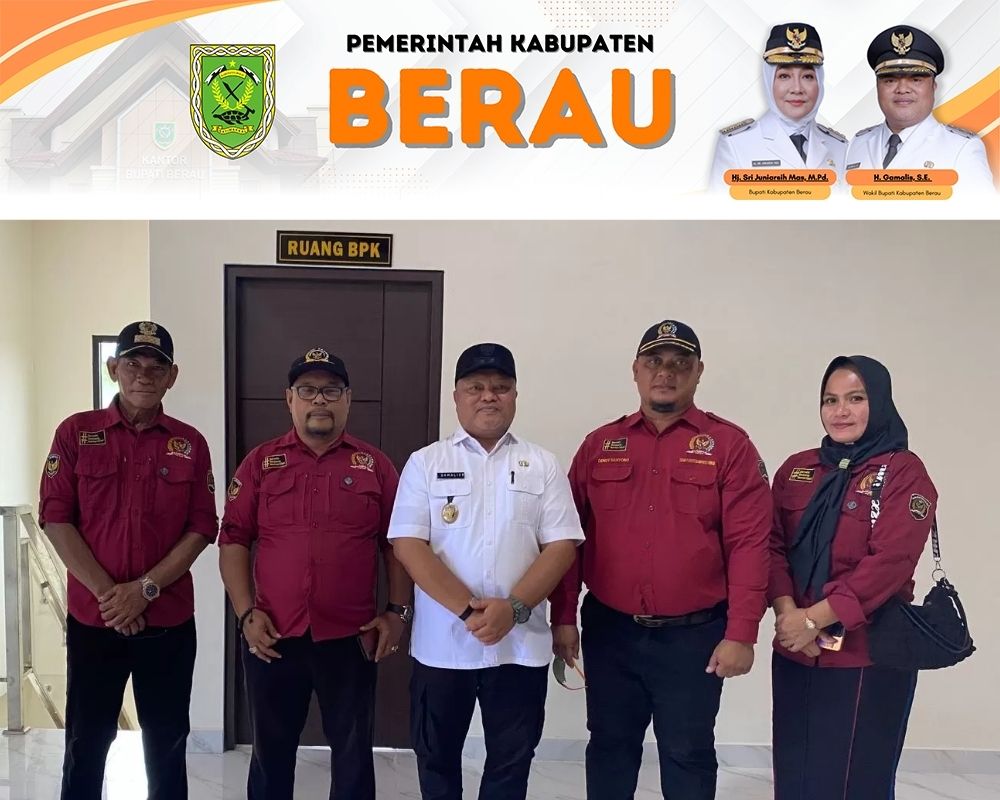 APRESIASI: Wakil Bupati Berau, Gamalis, saat meninjau pembangunan gedung layanan terpadu di Kampung Pulau Derawan.