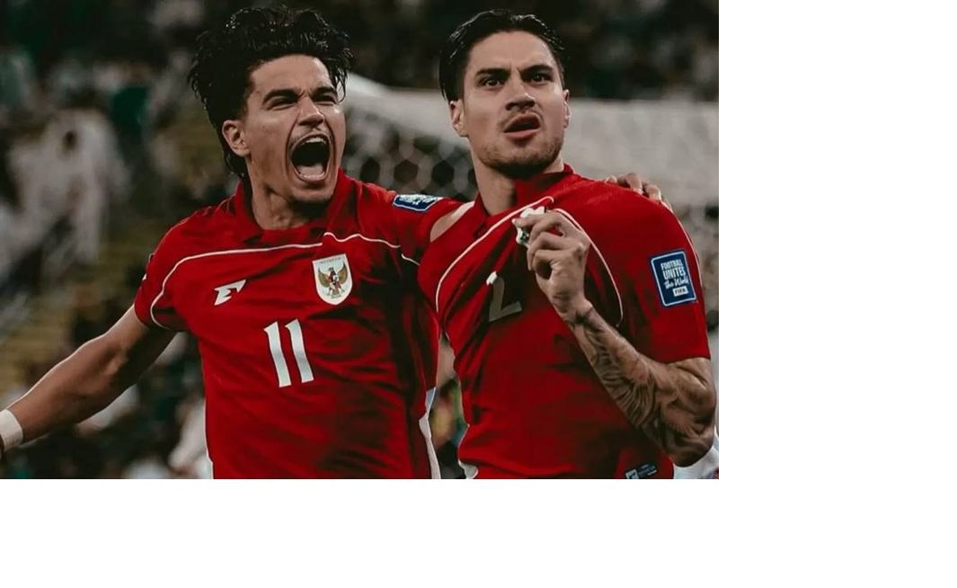 Kevin Diks (kanan) dan Ragnar Oratmangoen.