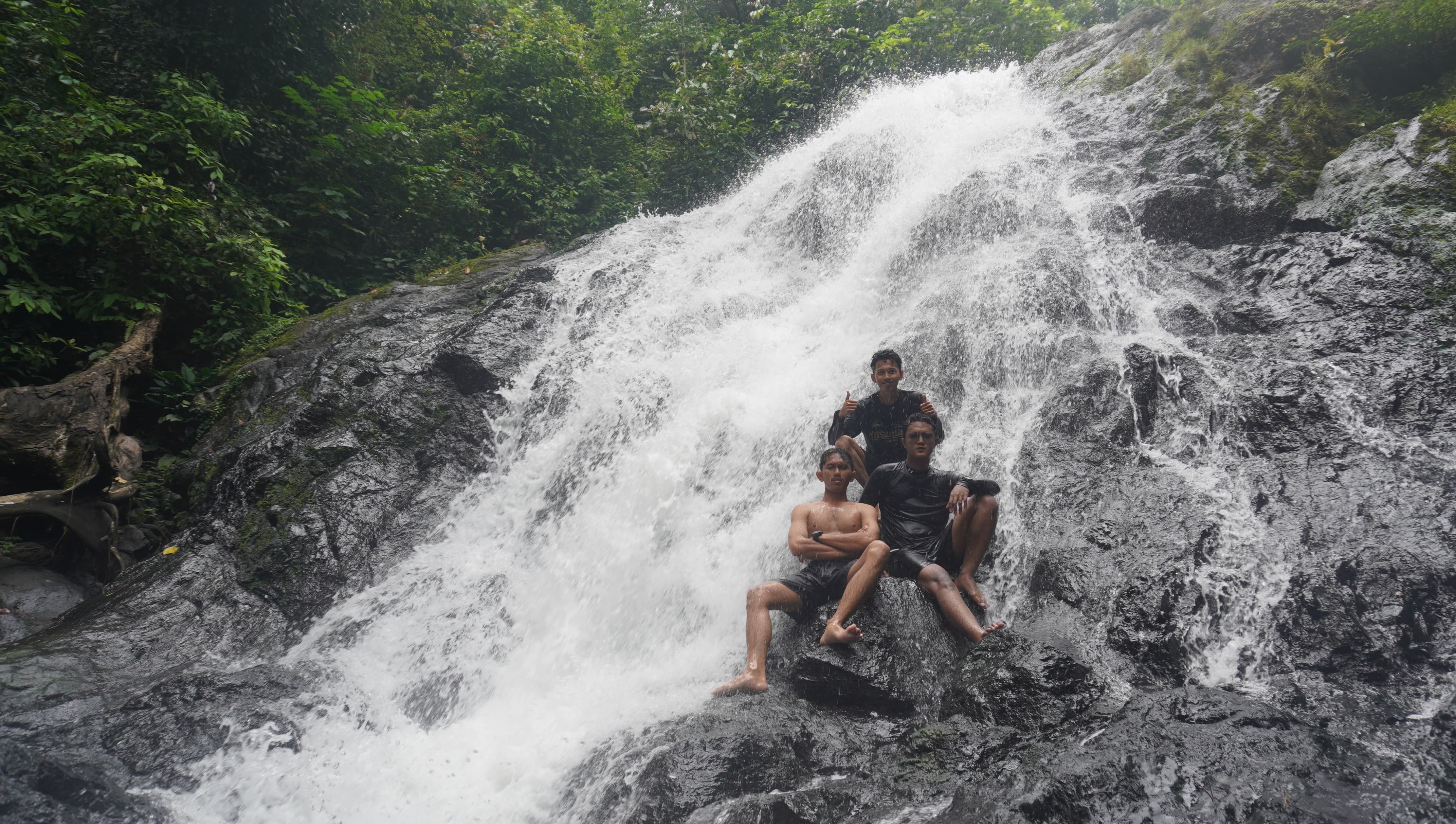 WISATA ALAM: Air Terjun Doyam Sondong di Desa Pinang Jatus, Kecamatan Longkali, Paser, menyuguhkan suasana yang asri.