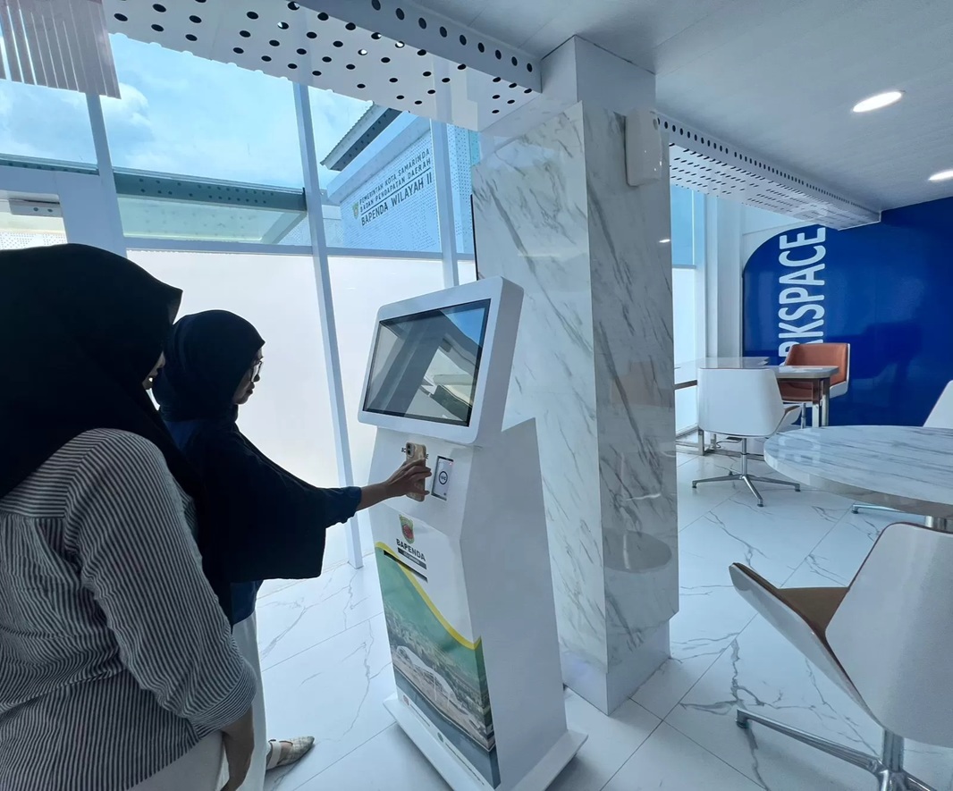 Kios Etam di halaman kantor Bapenda Samarinda yang layananannya seperti mesin ATM. (MELI/SAPOS)