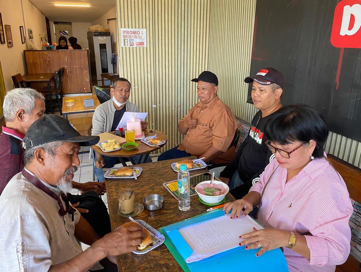 BAHAS: Panitia pemilihan ketua LPM GSB, Balikpapan.