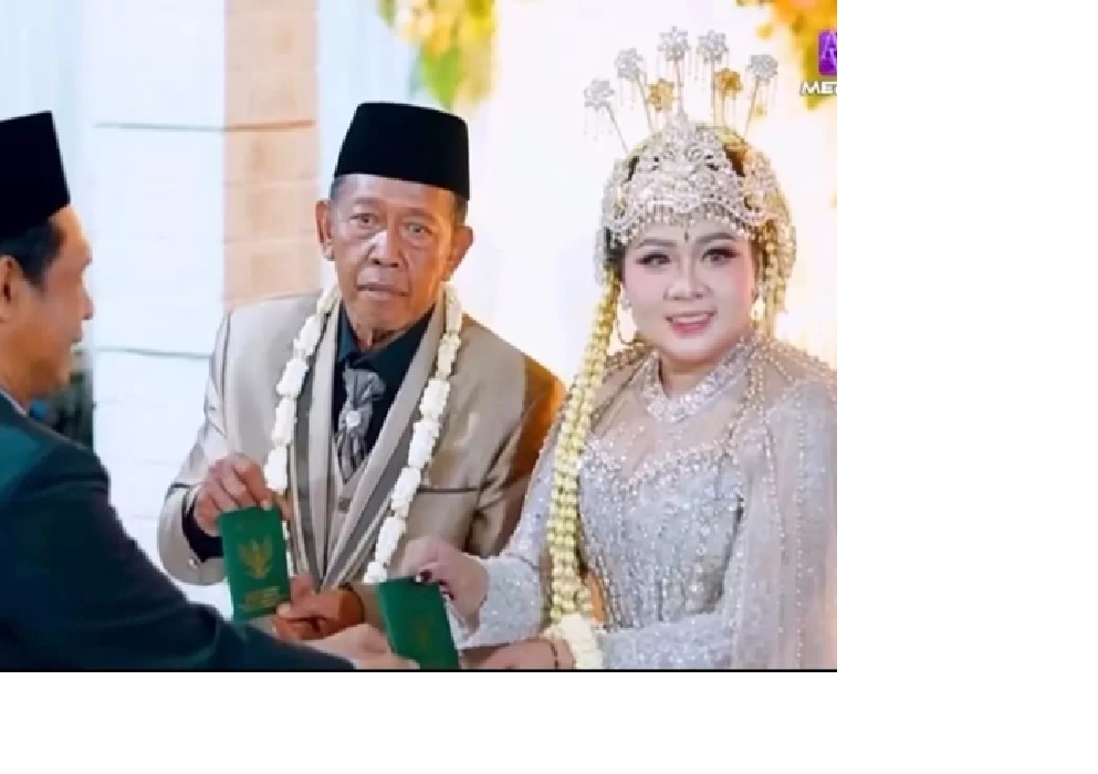 BEDA USIA: Tarman, seorang lansia asal Karanganyar menikahi Sheila Arika, 24, asal Pacitan dengan mahar cek senilai Rp 3 miliar.