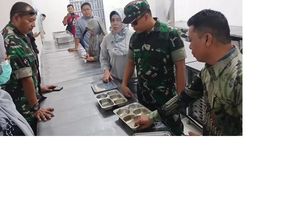 INVESTIGASI AWAL : Pemeriksaan dapur MBG di SPPG Tungkaran, Martapura, Jumat (10/10/2025) (Foto: FADLAN ZAKIRI/RADAR BANJARMASIN)