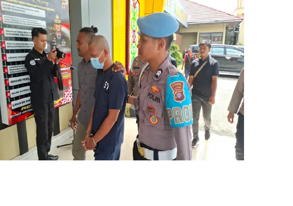 J pelaku pembunuhan mahasiswi di Desa merah, Tualan Hulu, Kotim, Kalteng saat di Mapolres Kotim, Senin (6/10/2025) Fahry/Radar Sampit