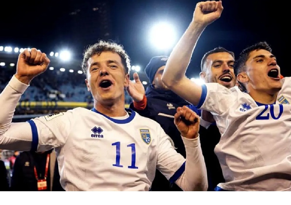 Tim sepak bola Kosovo melakukan selebrasi setelah mengalahkan tim tuan rumah Swedia pada pertandingan Kualifikasi Piala Dunia 2026 zona Eropa, Selasa dini hari WIB. (uefa.com)