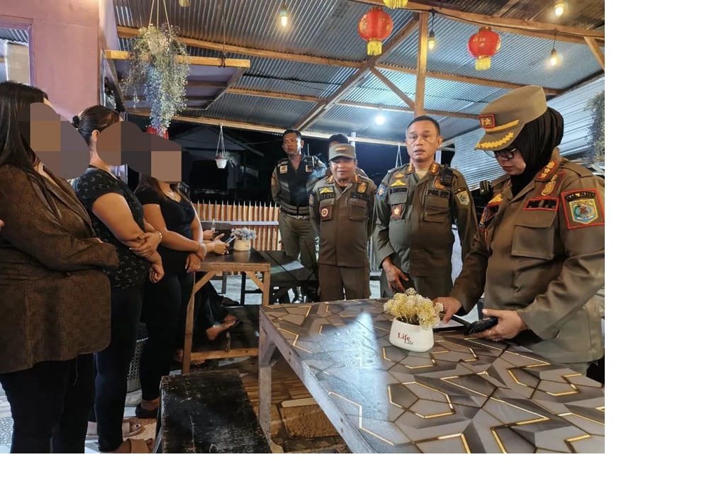 PENERTIBAN:Satpol PP Paser gelar razia malam di Gunung Rambutan, Kuaro. Sebanyak 20 Pemandu Lagu dan 80 botol miras disita dari warung remang-remang tanpa izin.(FOTO:TOMI/PASER POS)