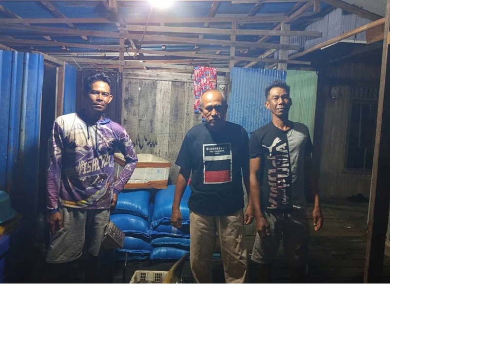 Ode (tengah) bisa selamat setelah tugboatnya tenggelam.