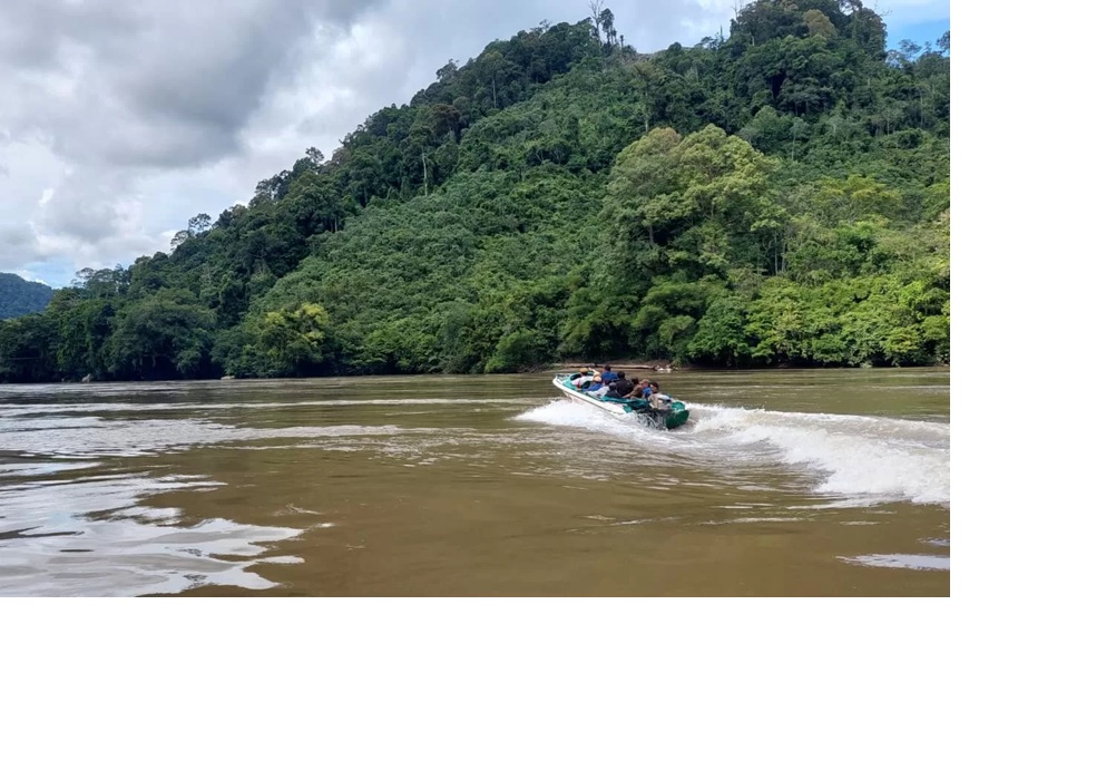 LANSKAP KAYAN : Tampak aktivitas speedboat di wilayah Hulu Sungai Kayan