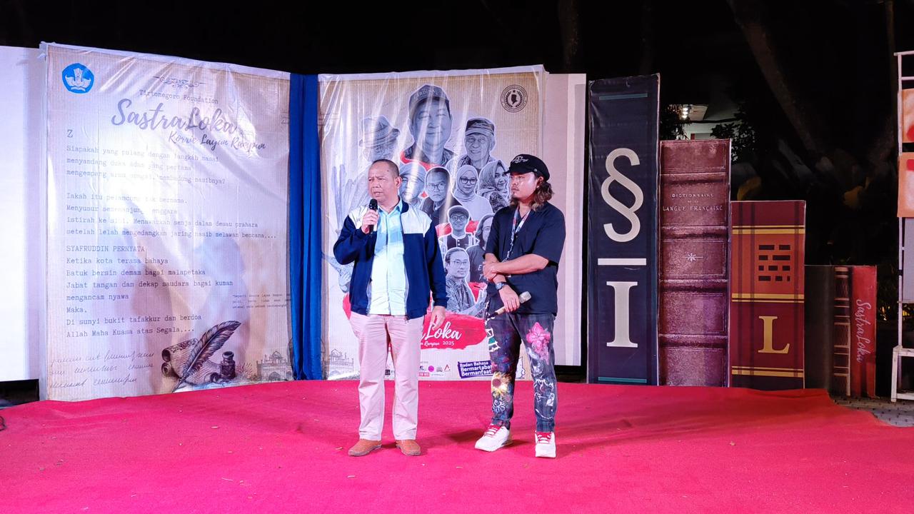 AGENDA: Asep Juanda (kiri) dan Rahmad Azazi Rhomantoro pada puncak Sastraloka Tirtonegoro Foundation 2025, Minggu, 12 Oktober 2025 di Amphiteater Edupark Samarinda.