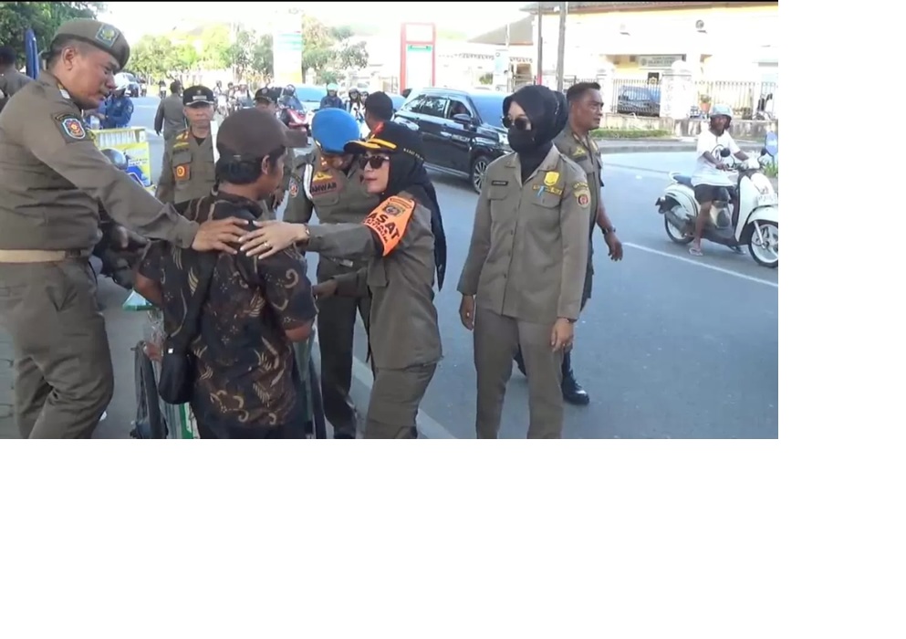 Tim Satpol PP melakukan penertiban, sejumlah pedagang terpaksa diamankan karena coba melawan. (kis)