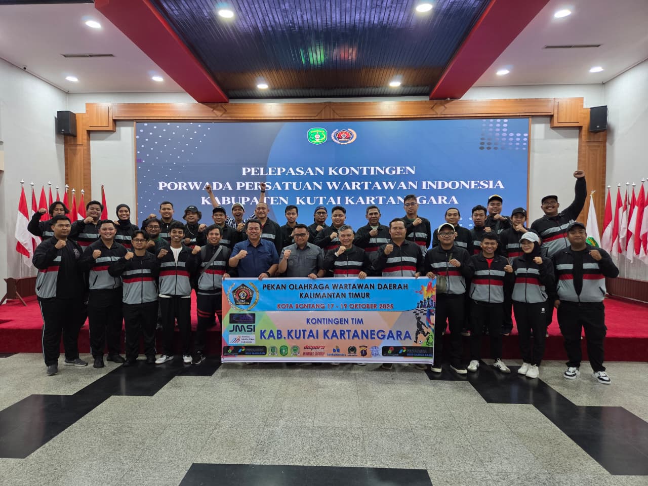 Pelepasan kontingen Kukar menuju Porwada Kaltim 2025 di Kota Bontang yang dilakukan Bupati Aulia Rahman Basri (Elmo/Prokal.co)