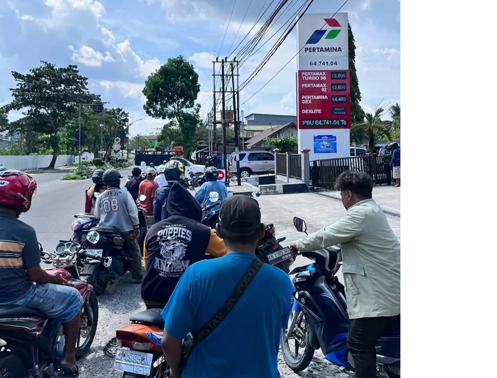 Warga antre BBM di salah satu SPBU Kota Pangkalan Bun. (Istimewa)