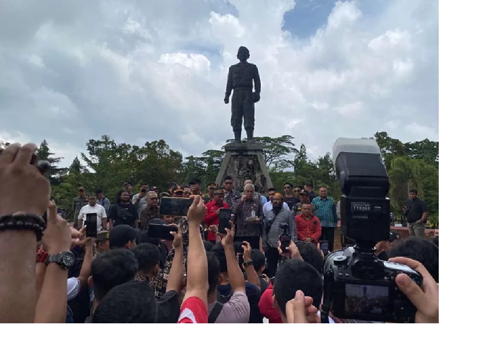 Wakil Gubernur Kalimantan Barat Krisantus Kurniawan menemui pendemo di Sungai Ambawang, membahas solusi penyaluran solar subsidi agar tepat sasaran. (Ahsri Isnaini/Pontianak Post)