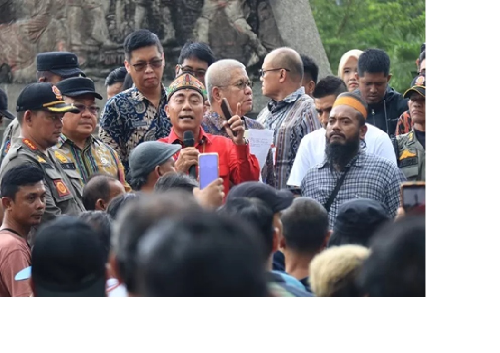 DIALOG: Wakil Gubernur Kalbar Krisantus Kurniawan berdialog dengan para sopir ekspedisi saat aksi damai di Bundaran Mayor Alianyang, Kamis (16/10). (Adpim Pemprov Kalbar)