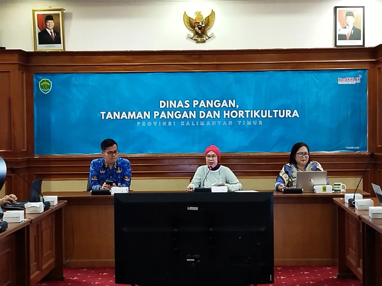 Sekretaris DPTPH Kaltim, Rini Susilawati memimpin rapat.