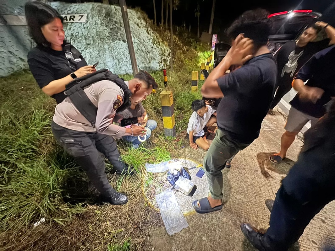 Tersangka ditangkap dengan barang bukti.