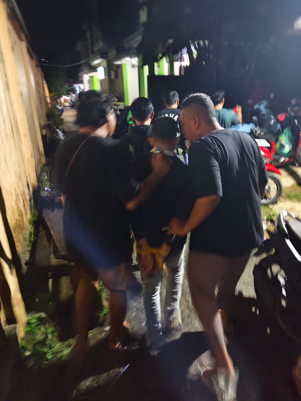 TERUS DIBURU: Salah satu tahanan yang kabur dari sel Mapolsek Samarinda Kota berhasil diamankan, Minggu, 19 Oktober 2025.