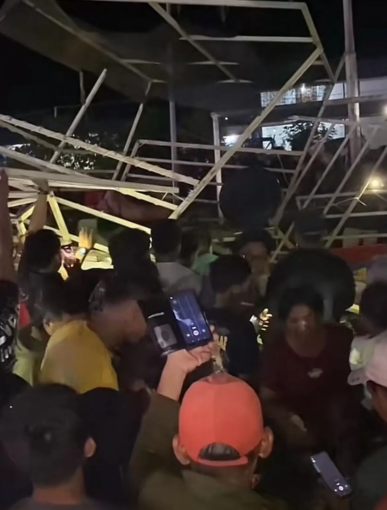 Wahana rainbow slide yang ambruk di arena Indonesia Night Market, Kecamatan Air Upas, Ketapang, Sabtu malam (18/10/2025). Enam pengunjung dilaporkan luka-luka dalam insiden ini. (Tangkapan layar)
