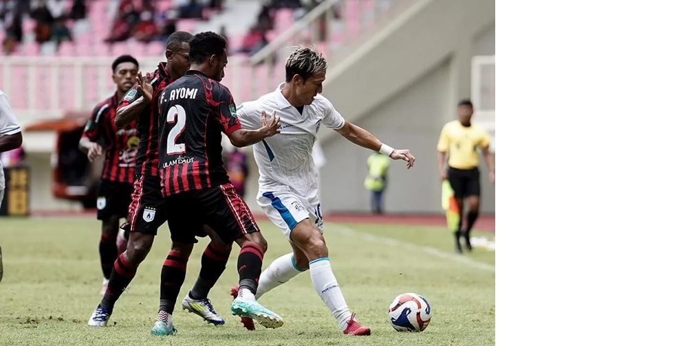 Penyerang Persiba Takumu Nishihara tak berkutik dihadapan pemain Persipura Jayapura (Arif Fadillah)