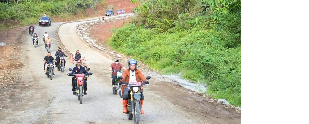 Jalan akses antara Kutai Barat dan Mahakam Ulu terus dikebut, meski diproyeksikan baru bisa tembus sempurna pada 2027. (DOK/SAPOS)
