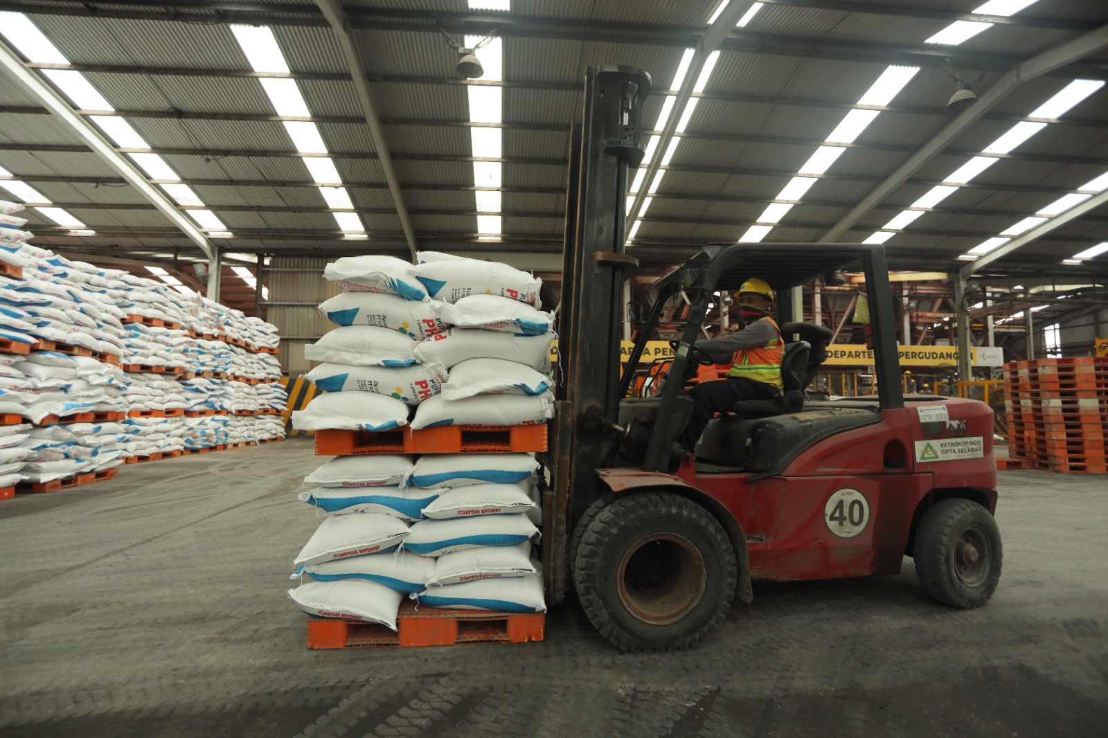 Untuk pertama kalinya pemerintah menurunkan HET pupuk subsidi.