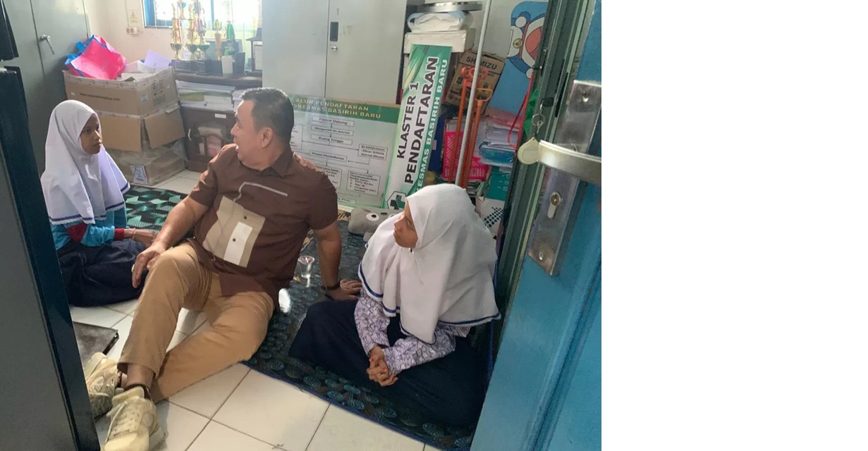 Sejumlah siswa masih menjalani observasi oleh petugas medis di Puskesmas Basirih Baru, Selasa (21/10/2025) siang.