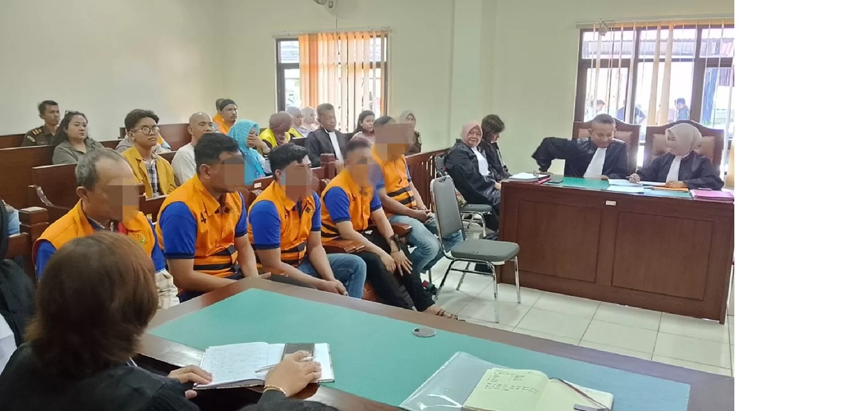 Para terdakwa saat menjalani sidang perkara peredaran narkoba jaringan Catur di dalam Lapas Balikpapan pada Selasa (21/10/2025). (Moeso)