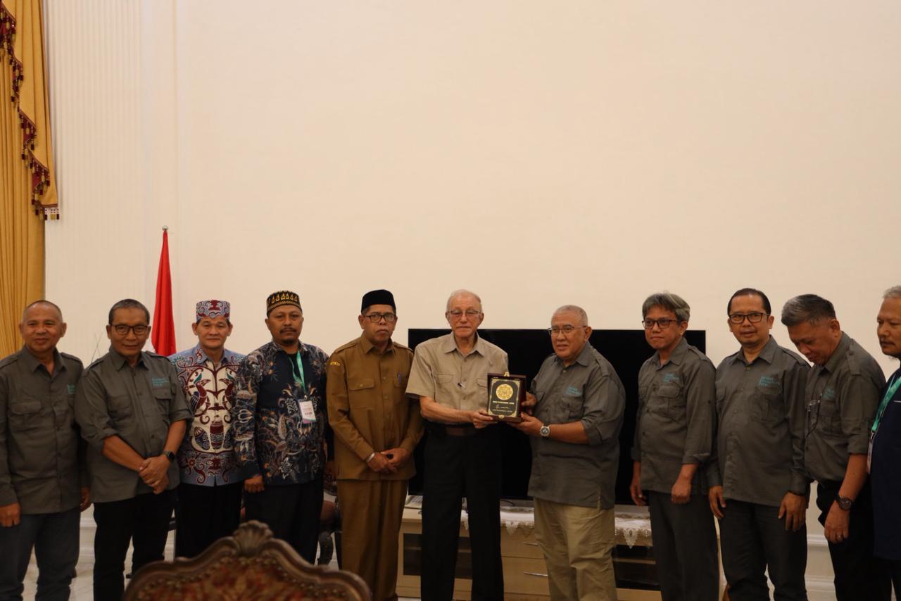 BAHAS: Tgk Malik Mahmud Al-Haythar saat menerima kunjungan silahturahmi  jajaran SPS di kediaman Wali Nanggroe Aceh, Jalan Soekarno-Hatta, Gampong Blang Manyang, Aceh Besar, Selasa (21/10/2025) sore.