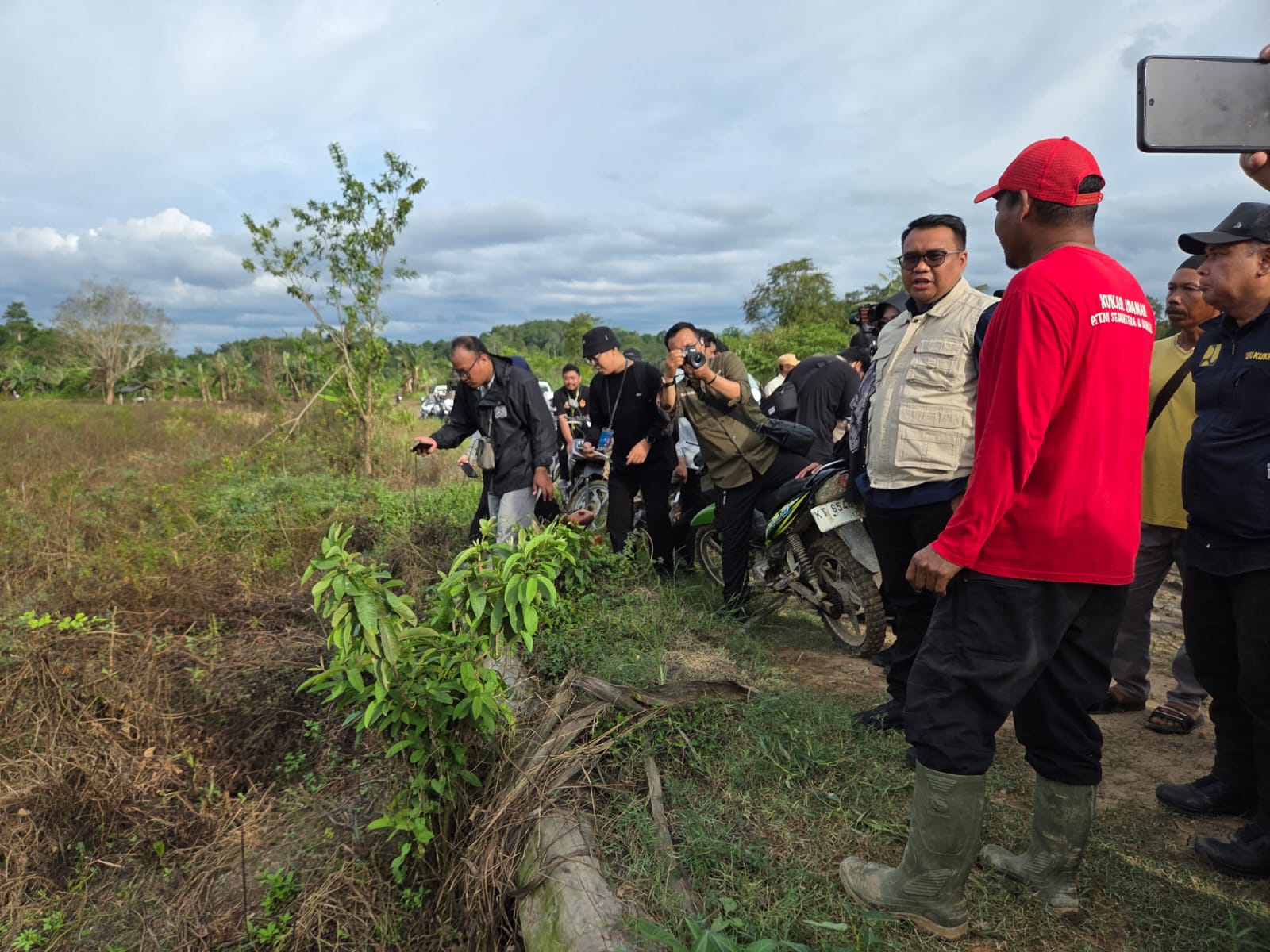 Bupati Kukar Aulia Rahman Basri dan rombongan meninjau pembangunan irigasi di Rapak Rabau, Loa Ipuh Tenggarong (Elmo/Prokal.co)