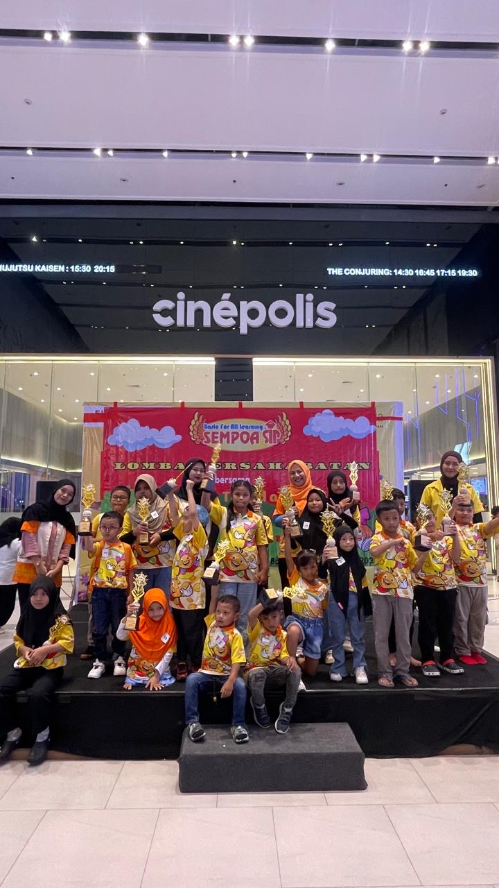 AGENDA: Yusfa (tengah, jilbab oranye) dalam sebuah event di Balikpapan.