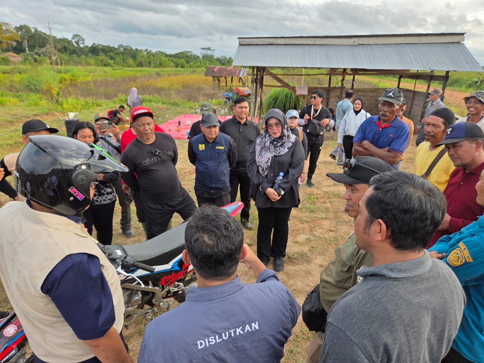 Anggota DPRD Kukar Dapil I, Fatlon Nisa mendampingi Bupati Aulia Rahman Basri saat kunjungan di Loa Ipuh, Tenggarong (Elmo/Prokal.co)