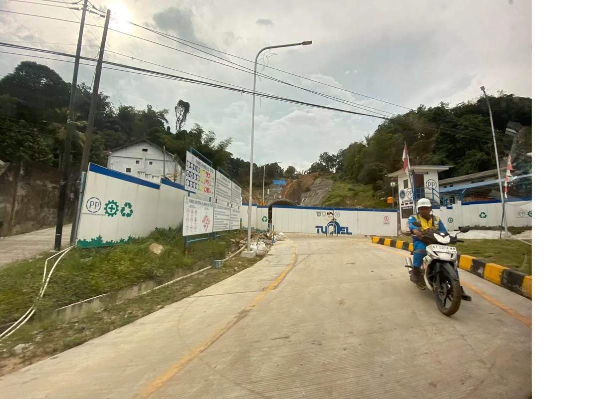Proyek pembangunan terowongan Jalan Kakap, Samarinda, masih terus dikerjakan hingga saat ini. (MELI/SAPOS)