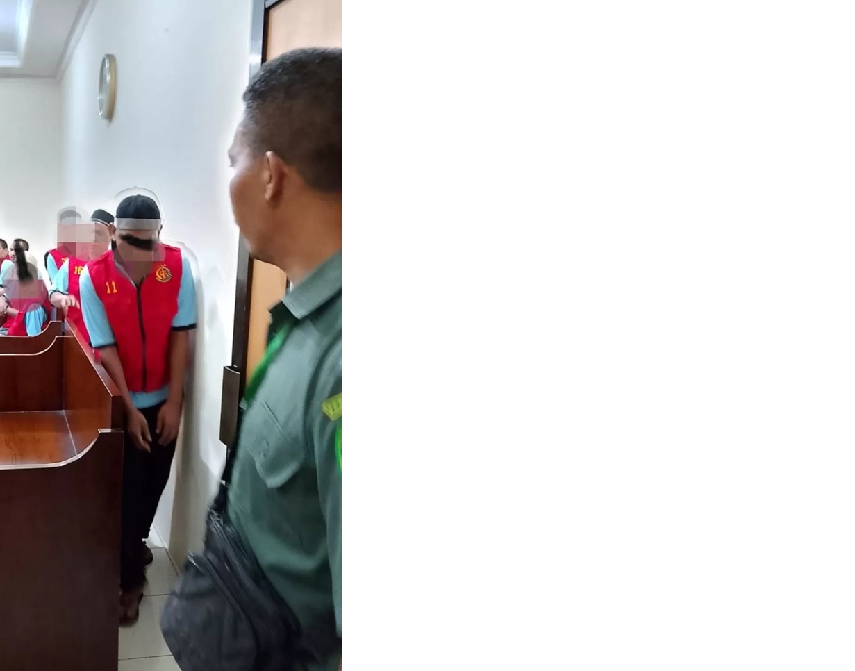 Terdakwa DK (rompi merah/depan) saat keluar ruang sidang Pengadilan Negeri Balikpapan. (MOESO/BALPOS)