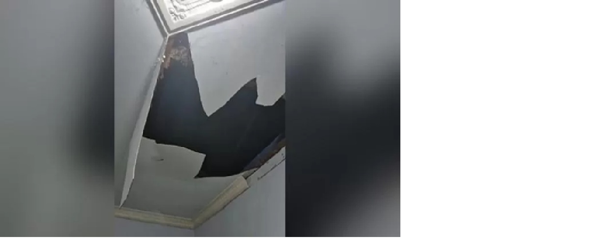 JEBOL: plafon rumah perempuan pasangan terduga selingkuh yang jebol saat dinaiki lelaki pasangannya.