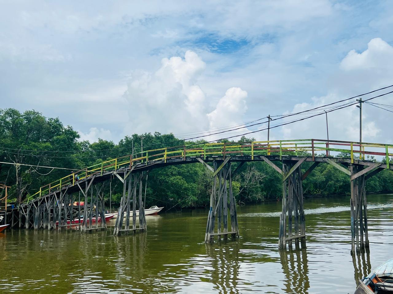 Satu-satunya akses jembatan yang digunakan warga Desa Sepatin menuju sekolah terapung SMPN 6 Anggana. (foto: wawan lastiawan/prokal)