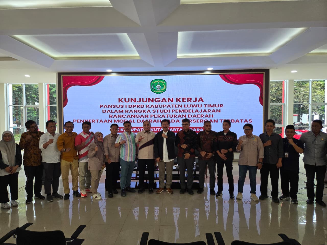 Sekda Kukar Sunggono menerima rombongan DPRD Luwu Timur terkait studi pembelajaran Raperda penyertaan modal ke perseroan terbatas (Elmo/Prokal.co)